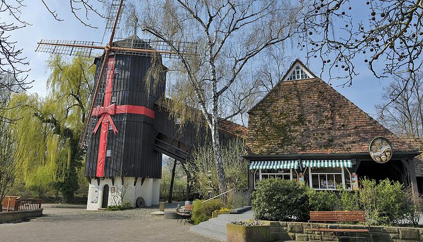 Mit der Altweibermühle hat 1929 die Geschichte des Parks begonnen. Deshalb schmückt sie nun ein rotes Geschenkband. Mit der Altweibermühle hat 1929 die Geschichte des Parks begonnen. Deshalb schmückt sie nun ein rotes Geschenkband.