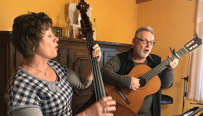 Dorothea und Thomas Frank genießen die gemeinsame Zeit beim Musizieren und vor allem die gemeinsamen Auftritte.
 Foto: Yvonne Tscherwitschke Dorothea und Thomas Frank genießen die gemeinsame Zeit beim Musizieren und vor allem die gemeinsamen Auftritte.
 Foto: Yvonne Tscherwitschke