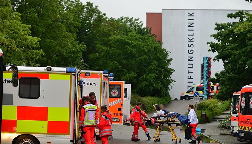 Rettungskr&auml;fte evakuieren Patienten aus der Stiftungsklinik in Wei&szlig;enhorn. Die Klinik wurde aufgrund der Hochwassergefahr von dem sich in der N&auml;he befindenden Fluss Roth vorsorglich evakuiert.