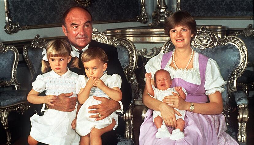 Gloria F&uuml;rstin von Thurn und Taxis als junge Mutter mit ihrem Mann, Johannes F&uuml;rst von Thurn und Taxis, und den drei Kindern (l-r) Maria Theresia, Elisabeth und Albert im Juni 1983. (Archivbild)