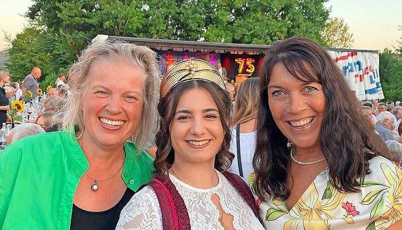 Gleich drei Weinhoheiten feiern mit den Mitgliedern der Weinkellerei Hohenlohe bei der Mitgliederversammlung. Die amtierende Weinkönigin Simela Koyunseven wird gerahmt von der 18. Weinkönigin Silke Schmitgall (links) und deren Nachfolgerin Grit Seber-Kraft. Gleich drei Weinhoheiten feiern mit den Mitgliedern der Weinkellerei Hohenlohe bei der Mitgliederversammlung. Die amtierende Weinkönigin Simela Koyunseven wird gerahmt von der 18. Weinkönigin Silke Schmitgall (links) und deren Nachfolgerin Grit Seber-Kraft.