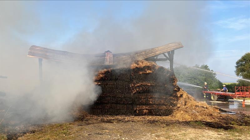 Ein Feuer ist in einer landwirtschaftlichen Scheune zwischen Vogelsberg und Laßbach im Hohenlohekreis ausgebrochen. Gelagert sind laut Polizeiangaben Stroh und landwirtschaftliche Geräte. Die Feuerwehr ist mit etwa 40 Kräften ausgerückt. Ein Feuer ist in einer landwirtschaftlichen Scheune zwischen Vogelsberg und Laßbach im Hohenlohekreis ausgebrochen. Gelagert sind laut Polizeiangaben Stroh und landwirtschaftliche Geräte. Die Feuerwehr ist mit etwa 40 Kräften ausgerückt.
