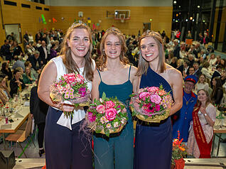 Die neue Württemberger Weinkönigin Natalie Schäfter (Mitte) mit ihren Prinzessinnen Anna Joos und Manuela Breitmayer (rechts). Die neue Württemberger Weinkönigin Natalie Schäfter (Mitte) mit ihren Prinzessinnen Anna Joos und Manuela Breitmayer (rechts).