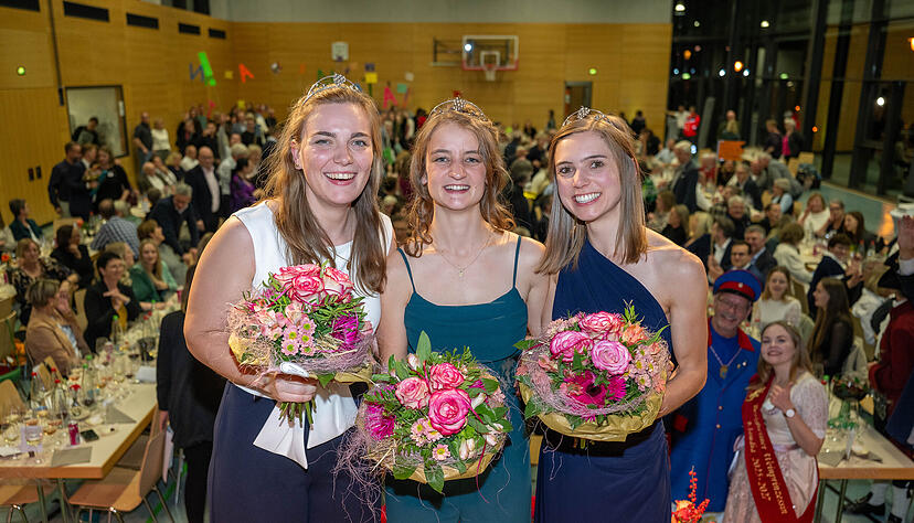 Die neue Württemberger Weinkönigin Natalie Schäfter (Mitte) mit ihren Prinzessinnen Anna Joos und  Manuela Breitmayer (rechts).