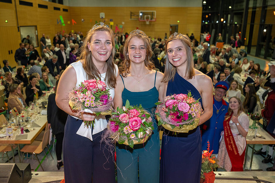 Die neue Württemberger Weinkönigin Natalie Schäfter (Mitte) mit ihren Prinzessinnen Anna Joos und  Manuela Breitmayer (rechts).