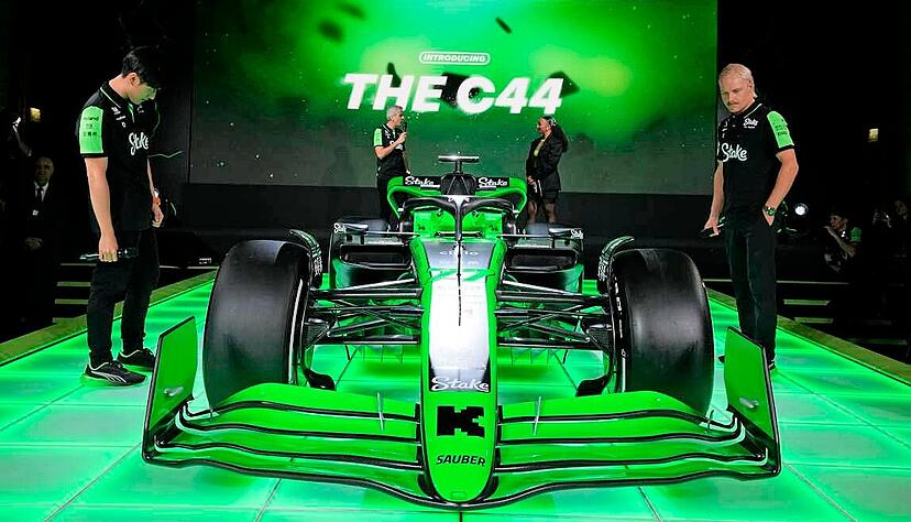 Grelle Farbe, zweifelhafter Sponsor: Das neue Sauber-Arbeitsgerät von Zhou Guanyu (links) und Valtteri Bottas (rechts) sorgte im Winter für Aufsehen. Grelle Farbe, zweifelhafter Sponsor: Das neue Sauber-Arbeitsgerät von Zhou Guanyu (links) und Valtteri Bottas (rechts) sorgte im Winter für Aufsehen.