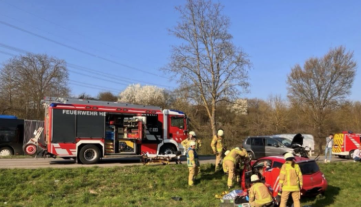 Die Feuerwehr Heilbronn ist am Freitagnachmittag zu einem Unfall bei Heilbronn-Biberach ausgerückt. Die Feuerwehr Heilbronn ist am Freitagnachmittag zu einem Unfall bei Heilbronn-Biberach ausgerückt.