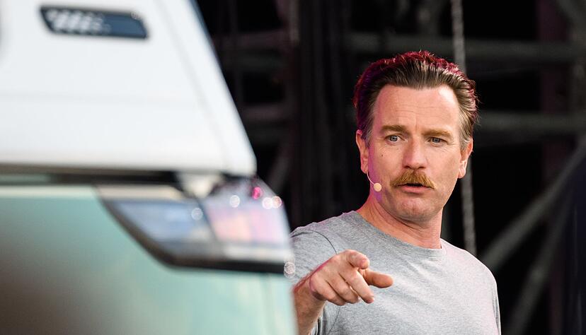 Schauspieler Ewan McGregor zählt zu den Männern, die sich wieder an den Oberlippenbart trauen.