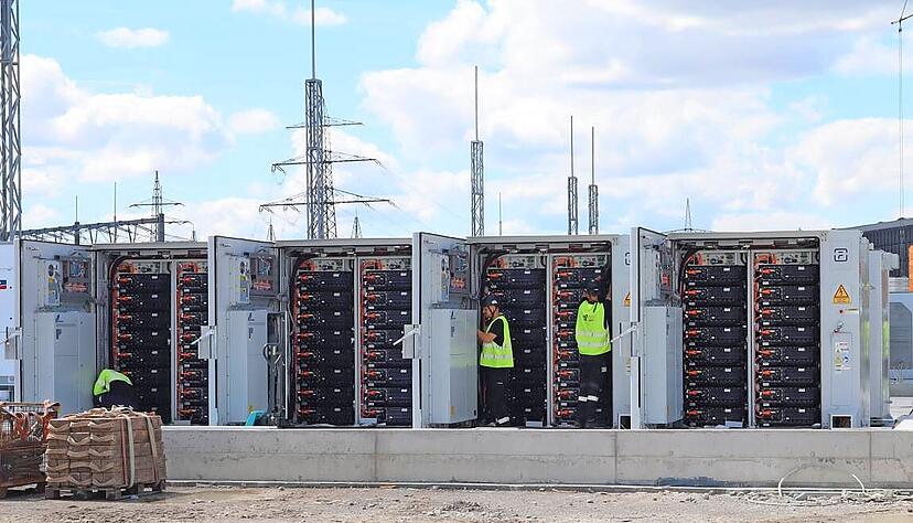 In jedem Schrank stehen zwei sogenannte Racks mit jeweils acht Modulen mit Batterien. Die etwa 420 Schränke sind das Herzstück des Netzboosters.
Fotos: Götz Greiner