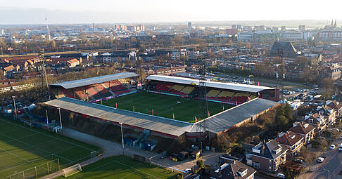 Der VfB Stuttgart hat nach der Mega-Kulisse in Dortmund, das Mini-Stadion in Deventer vor sich.