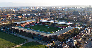 Der VfB Stuttgart hat nach der Mega-Kulisse in Dortmund, das Mini-Stadion in Deventer vor sich.