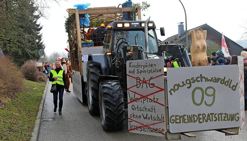 Beim Taubenmarkt wird alljährlich das Dorfgeschehen auf die Schippe genommen.
Foto: Archiv/Zimmermann Beim Taubenmarkt wird alljährlich das Dorfgeschehen auf die Schippe genommen.
Foto: Archiv/Zimmermann
