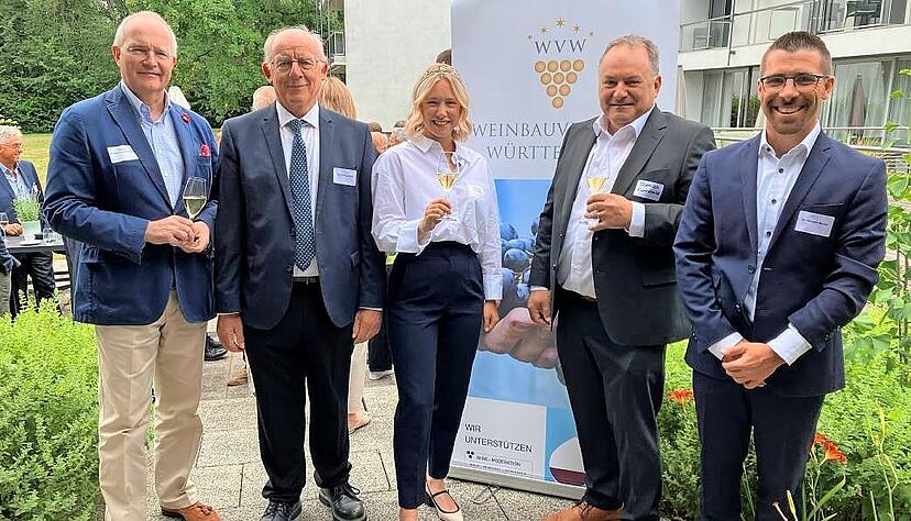 Sto&szlig;en mit Sekt aufs Jubil&auml;um an (von links): Michael Herzog von W&uuml;rttemberg, Dr. Eberhard  Fritz, Kim Wei&szlig;flog, Dietrich Rembold und Hermann Morast.