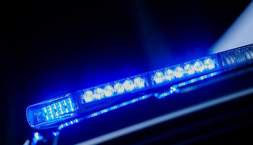 Beim Einsatz schl&auml;gt einer der M&auml;nner den Polizisten. (Symbolbild)