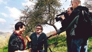 Michael Buß (links), beim Landratsamt für Landschaftspflege zuständig, klärte das ZDF-Team über den Zusammenhang von Beweidung und Zecken auf.Foto: Henry Doll Michael Buß (links), beim Landratsamt für Landschaftspflege zuständig, klärte das ZDF-Team über den Zusammenhang von Beweidung und Zecken auf.Foto: Henry Doll