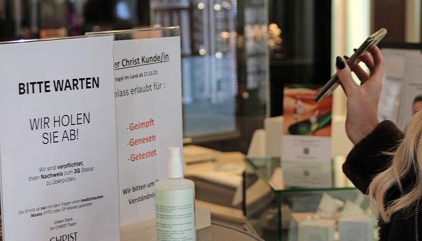 Die Geschäfte handhaben die Kontrollen unterschiedlich. Die Kunden müssen einen Nachweis bereithalten, dass sie geimpft, genesen oder getestet sind.
Foto: Ralf Schick Die Geschäfte handhaben die Kontrollen unterschiedlich. Die Kunden müssen einen Nachweis bereithalten, dass sie geimpft, genesen oder getestet sind.
Foto: Ralf Schick