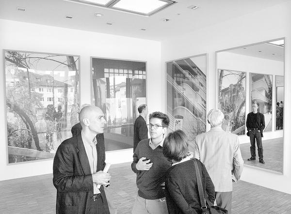 14.10.2001. Der Kunstverein weiht das neue Domizil ein. Günther Förg, einer der renommiertesten deutschen Gegenwartskünstler, zeigt großformatige Wandmalerei, Leinwand- und Architekturbilder.
