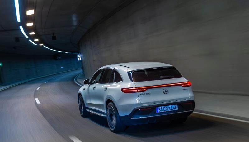 Das Heck ist um zehn Zentimeter gestreckt und von einer durchgehenden Lichtleiste flankiert.