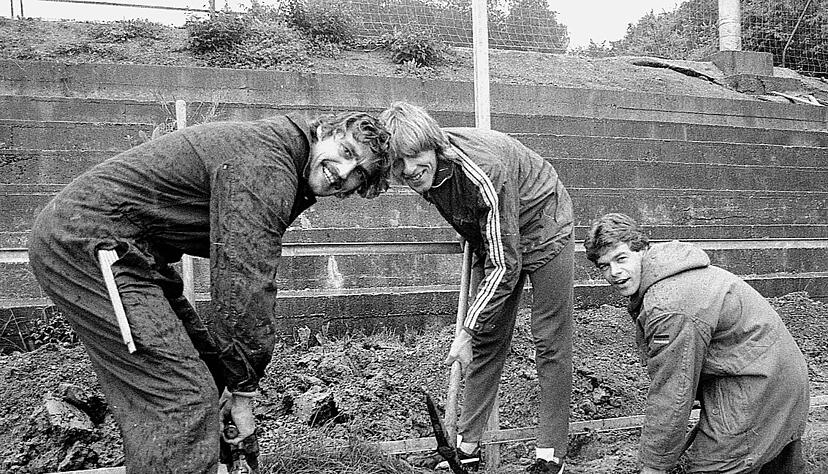 Obwohl sich auch die hoch verschuldete Stadt beteiligte, musste der Stadionausbau zu Teilen in Eigenleistung (rechts Klaus Teichmann) erbracht werden. Foto: Klaus Kr&uuml;ger