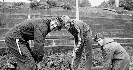 Obwohl sich auch die hoch verschuldete Stadt beteiligte, musste der Stadionausbau zu Teilen in Eigenleistung (rechts Klaus Teichmann) erbracht werden.
Foto: Klaus Kr&uuml;ger
