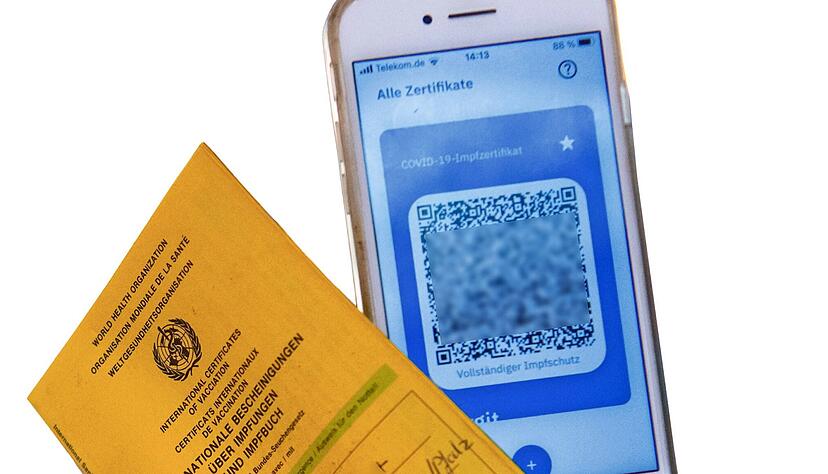 Der alte und der neue Impfpass. In Baden-Württemberg muss die Corona-Impfung künftig per QR-Code nachgewiesen werden.
Foto: dpa Der alte und der neue Impfpass. In Baden-Württemberg muss die Corona-Impfung künftig per QR-Code nachgewiesen werden.
Foto: dpa