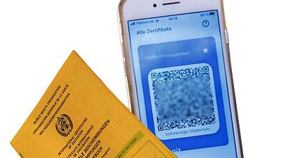 Der alte und der neue Impfpass. In Baden-Württemberg muss die Corona-Impfung künftig per QR-Code nachgewiesen werden.
Foto: dpa