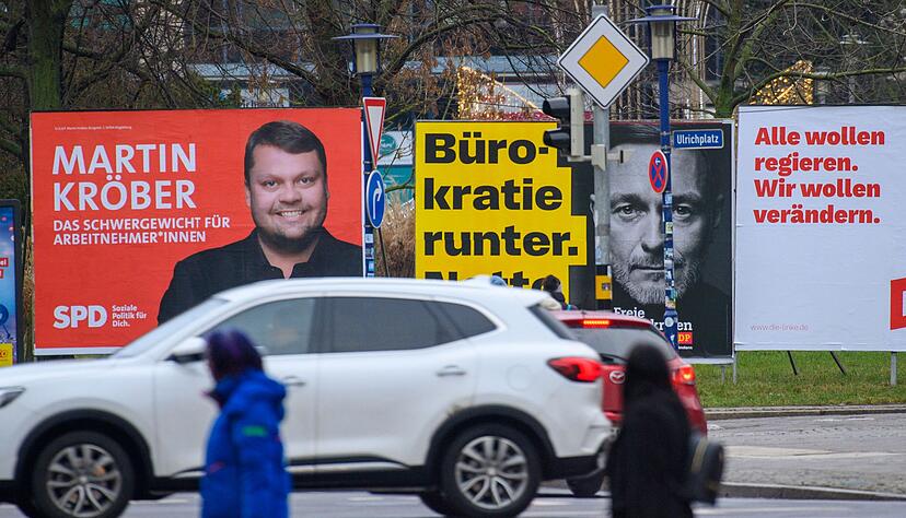 Wahlplakate, wie hier in Magdeburg, sollen nicht nur die Kandidaten und Kandidatinnen bekannter machen, sondern idealerweise auch Themen ansprechen, die die W&auml;hler besonders bewegen. Aktuell ist das vor allem das Problemfeld Wirtschaft und Inflation.
