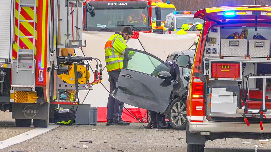 Am Montagnachmittag war es auf der A6 bei Sinsheim zu einem schweren Unfall gekommen, bei dem zwei Menschen starben.