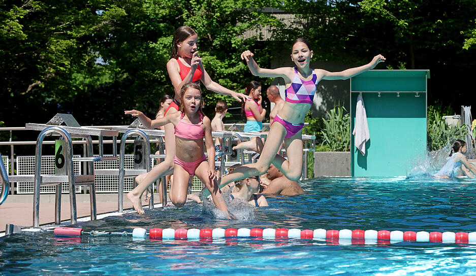 Sprung ins kühle Nass bei bestem Sommerwetter: Am 1. Mai ist das Freibad in Bad Friedrichshall in die Saison gestartet.