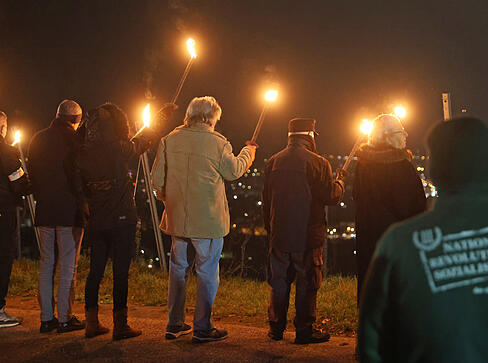 Rechte Aktivisten hielten erneut eine Mahnwache auf dem Heilbronner Wartberg ab, begleitet von lautem Widerspruch zahlreicher Gegendemonstranten. Die Polizei verhinderte Zwischenfälle und leitete Besucher zurück.