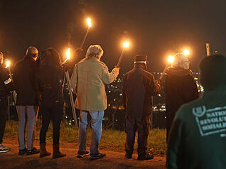 Rechte Aktivisten hielten erneut eine Mahnwache auf dem Heilbronner Wartberg ab, begleitet von lautem Widerspruch zahlreicher Gegendemonstranten. Die Polizei verhinderte Zwischenfälle und leitete Besucher zurück.
