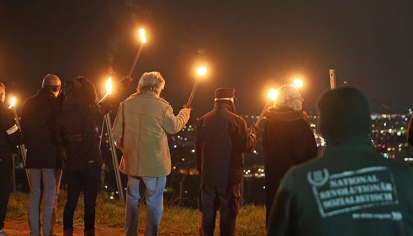 Rechte Aktivisten hielten erneut eine Mahnwache auf dem Heilbronner Wartberg ab, begleitet von lautem Widerspruch zahlreicher Gegendemonstranten. Die Polizei verhinderte Zwischenf&auml;lle und leitete Besucher zur&uuml;ck.
