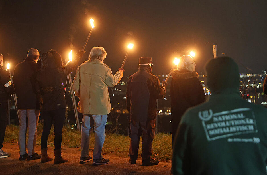 Rechte Aktivisten hielten erneut eine Mahnwache auf dem Heilbronner Wartberg ab, begleitet von lautem Widerspruch zahlreicher Gegendemonstranten. Die Polizei verhinderte Zwischenf&auml;lle und leitete Besucher zur&uuml;ck.