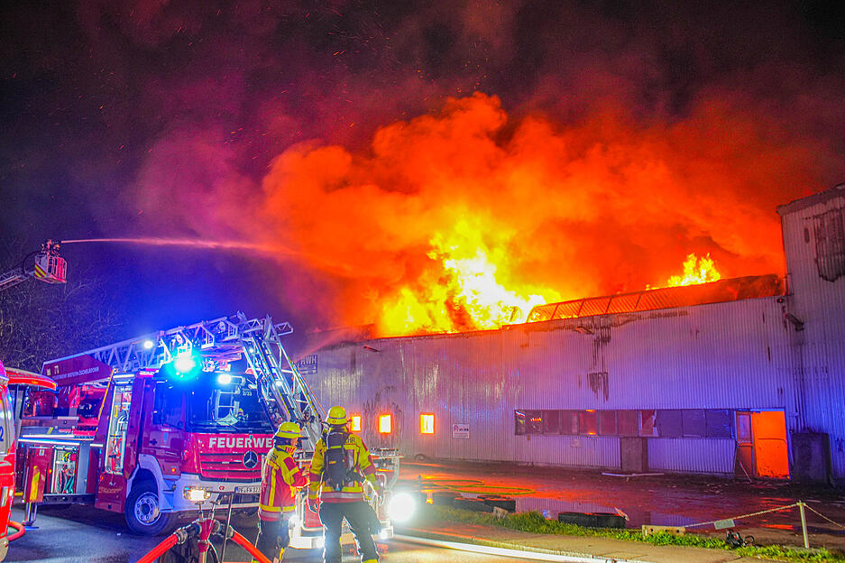 Die Halle stand in Vollbrand.