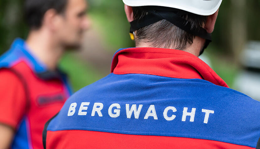Der Schriftzug "Bergwacht" ist auf der Jacke eines Mitglieds der Bergwacht Waldkirch bei Kletterübungen zu sehen. (Symbolbild)