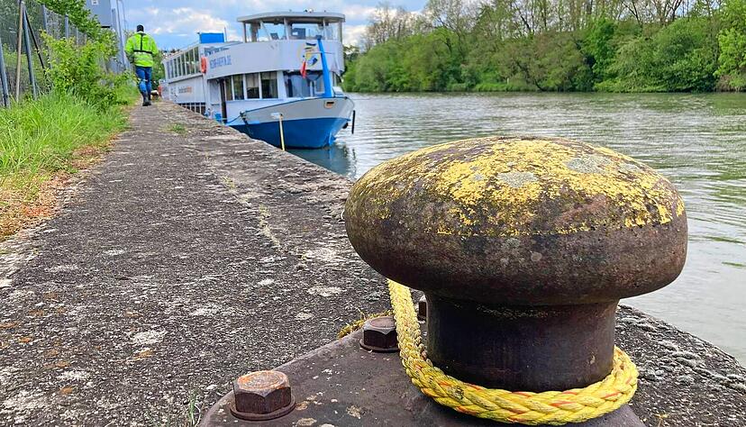 Die Neckarperle liegt weiterhin in Remseck an einem Steg, allerdings ist sie laut Neckar-Käptn repariert.
