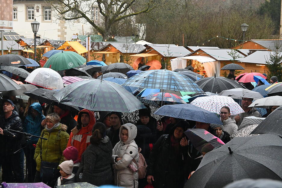 Trotz Regens sind zahlreiche Menschen zur Eröffnung des Schöntaler Weihnachtsmarktes gekommen. Trotz Regens sind zahlreiche Menschen zur Eröffnung des Schöntaler Weihnachtsmarktes gekommen.
