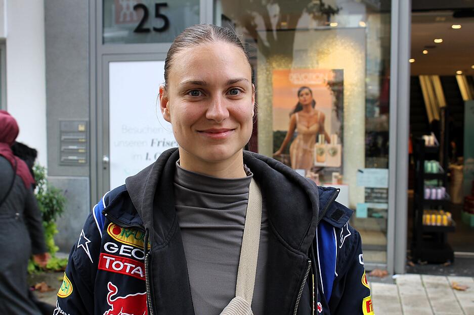 Mareike Lamm aus Stuttgart:
Ich fühle mich in Innenstädten und speziell in der Heilbronner Innenstadt nicht unsicher. Ich habe kein Problem mit den Menschen, die unterwegs sind, und bin gerne in Innenstädten unterwegs. Mareike Lamm aus Stuttgart:
Ich fühle mich in Innenstädten und speziell in der Heilbronner Innenstadt nicht unsicher. Ich habe kein Problem mit den Menschen, die unterwegs sind, und bin gerne in Innenstädten unterwegs.