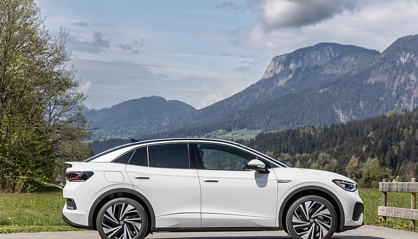 Schr&auml;ge Sache: Der ID.5 (im Bild) unterscheidet sich im Design vor allem in der Heckgestaltung vom ID.4.