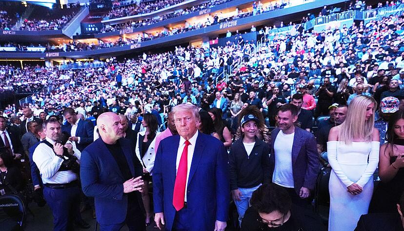 US-Pr&auml;sident Donald Trump - hier mit UFC-Boss Dana White - gilt als Mixed-Martial-Arts-Fan. Athleten des Kampfsports sollen nun FBI-Mitarbeiter trainieren. (Archivbild)
