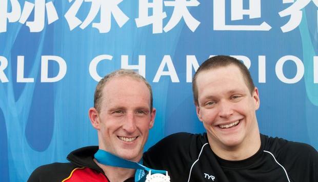 Silbermedaillengewinner Thomas Lurz (l) mit Teamkollege Andreas Waschburger.