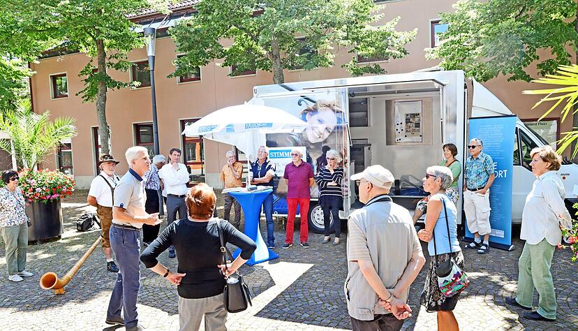 Angeregte Gespräche auf dem Rathausplatz in Flein: Chefredakteur Uwe Ralf Heer (3.v.l.) diskutierte mit Einwohnern und hörte deren Anregungen.
Foto: Ralf Seidel Angeregte Gespräche auf dem Rathausplatz in Flein: Chefredakteur Uwe Ralf Heer (3.v.l.) diskutierte mit Einwohnern und hörte deren Anregungen.
Foto: Ralf Seidel
