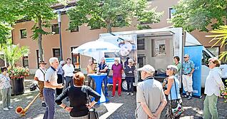 Angeregte Gespr&auml;che auf dem Rathausplatz in Flein: Chefredakteur Uwe Ralf Heer (3.v.l.) diskutierte mit Einwohnern und h&ouml;rte deren Anregungen.
Foto: Ralf Seidel