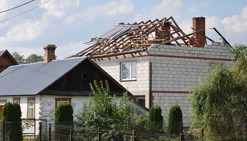 Ein zerstörtes Hausdach, nachdem russische Drohnen während eines Angriffs auf die Ukraine den polnischen Luftraum verletzt haben. (Archivbild) Ein zerstörtes Hausdach, nachdem russische Drohnen während eines Angriffs auf die Ukraine den polnischen Luftraum verletzt haben. (Archivbild)