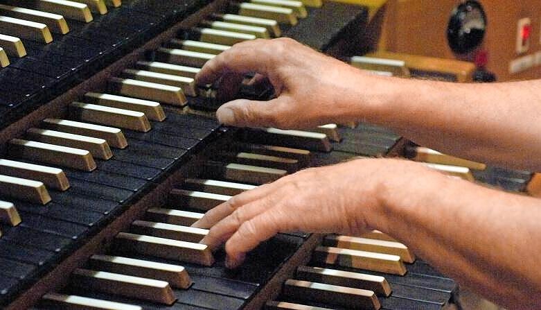 Manche Teile der Kiliansorgel sind im Turmbereich untergebracht. Das stellt den Organist vor Herausforderungen.