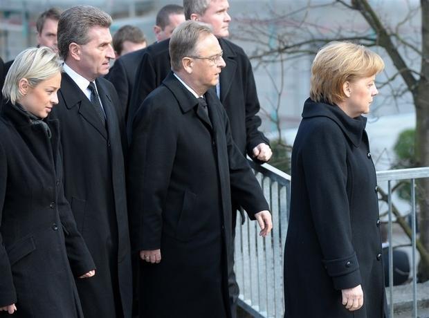 Die Bundeskanzlerin Angela Merkel (CDU), der Ministerpr&auml;sident von Baden-W&uuml;rttemberg, G&uuml;nther Oettinger (CDU) seine Lebensgef&auml;hrtin Friederike Beyer (links) und der Pr&auml;sident des Bundesverfassungsgerichts, Hans-J&uuml;rgen Papier gehen am Samstag zur zentralen Trauerfeier in der St. Karl Borrom&auml;us Kirche in Winnenden.
