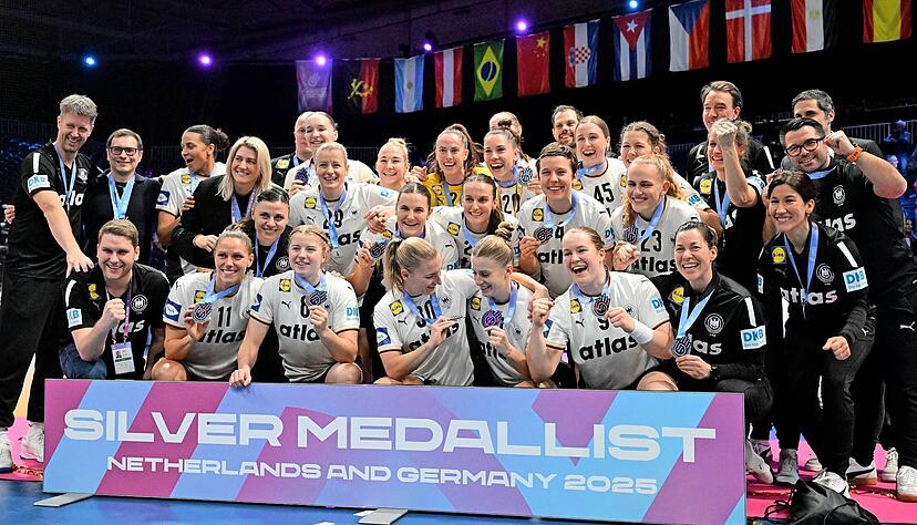 Hing die Medaille erst einmal um den Hals, war das Strahlen bei der deutschen Mannschaft schnell zur&uuml;ck &ndash; auch beim anfangs noch entt&auml;uschten Bundestrainer Gaugisch (links).