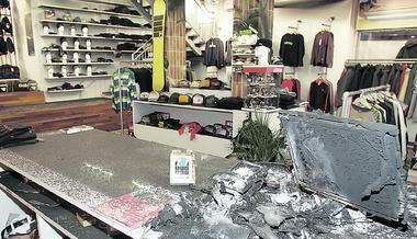Rabenschwarze Weihnachten für Burnside: Der junge Modeladen bleibt zunächst geschlossen, der gesamte Warenbestand ist nach einem Brand verrußt. Als Ursache wird ein Defekt an der Kasse vermutet. (Foto: Andreas Veigel) Rabenschwarze Weihnachten für Burnside: Der junge Modeladen bleibt zunächst geschlossen, der gesamte Warenbestand ist nach einem Brand verrußt. Als Ursache wird ein Defekt an der Kasse vermutet. (Foto: Andreas Veigel)