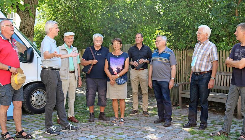 Unter schattigen B&auml;umen kommen Sch&ouml;ntaler B&uuml;rger mit Stimme-Chefredakteur Uwe Ralf Heer (2. v. l.) und dem neuen Sch&ouml;ntaler B&uuml;rgermeister Joachim Scholz (6. v. l.) ins Gespr&auml;ch.
Foto: Nadine Nowara