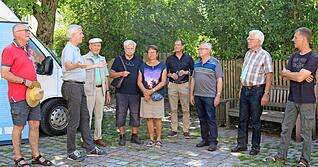 Unter schattigen B&auml;umen kommen Sch&ouml;ntaler B&uuml;rger mit Stimme-Chefredakteur Uwe Ralf Heer (2. v. l.) und dem neuen Sch&ouml;ntaler B&uuml;rgermeister Joachim Scholz (6. v. l.) ins Gespr&auml;ch.
Foto: Nadine Nowara